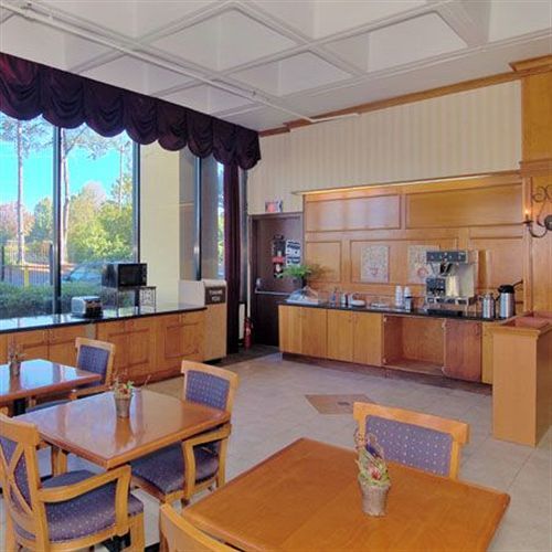Knights Inn Six Flags Lodge West Restaurant foto